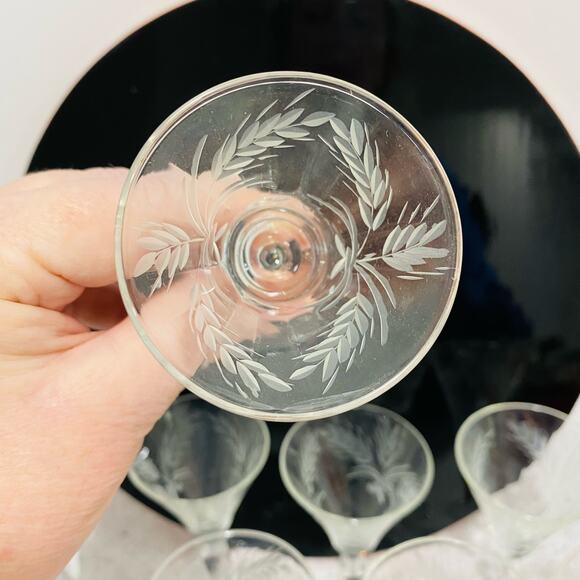 Vintage clear etched crystal cordial wine glasses 8 stems shots sherry 1 fl oz - Picture 4 of 7